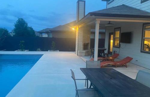 San Antonio Villa | Lxry 4 BR Bckyd, Pool, Hot Tub near attrctns (Tal.)