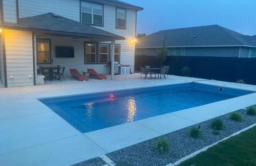 San Antonio Villa | Lxry 4 BR Bckyd, Pool, Hot Tub near attrctns (Tal.)