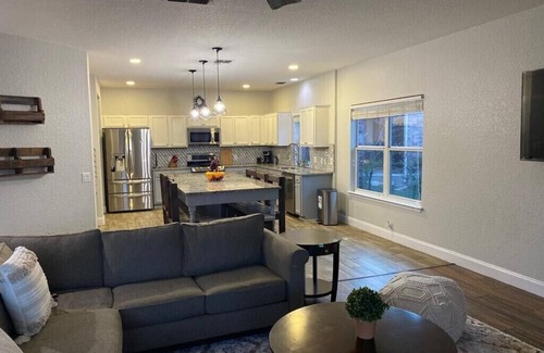Santa Maria Villa | Lxry 5 BR Huge Heated Pool/Spa/Fire Pit/Game Room near Seaworld/Six Flags (Al.)