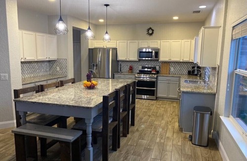 Santa Maria Villa | Lxry 5 BR Huge Heated Pool/Spa/Fire Pit/Game Room near Seaworld/Six Flags (Al.)