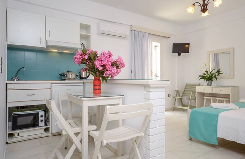 Old Town Naxos Hotel | "Lygdamis Hotel" triple studio in the heart of Naxos