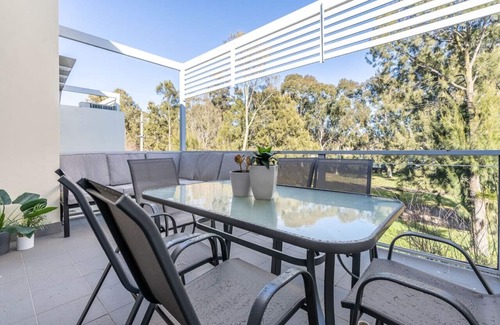 Lyneham Apartment | Lyne5 · Captivating 3BR/2BA APT close to Dickson Shopping!