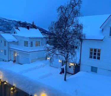 Tromso Apartment | Lys, koselig og sentrumsnær leilighet i stille villastrøk!