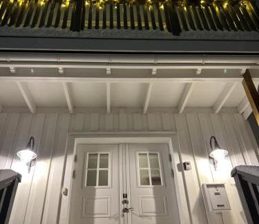 Tromso Apartment | Lys, koselig og sentrumsnær leilighet i stille villastrøk!