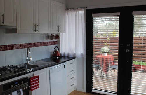 Cook Bed & Breakfast | Lyttle Cook BnB is roughly a 10-15min drive to most of Canberra's highlights.