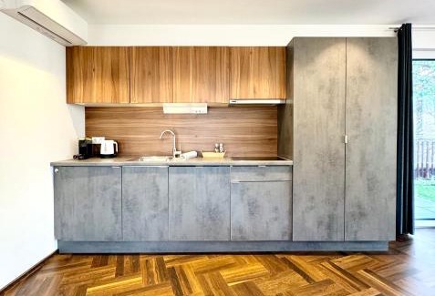 Meidling Apartment | Möblierte Wohnung + Parkplatz und Terrasse