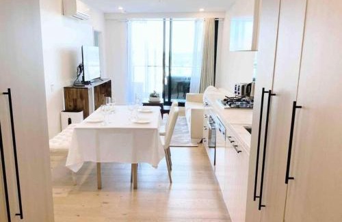 Clayton Apartment | M-city shopping center Apartment - Executive Twin King Ensuites - Wonderful Airy Infinite View - Fully equipped - Free Parking, super fast Wifi, smart TV, Netflix, complementary drinks & amenities - Clayton 3168