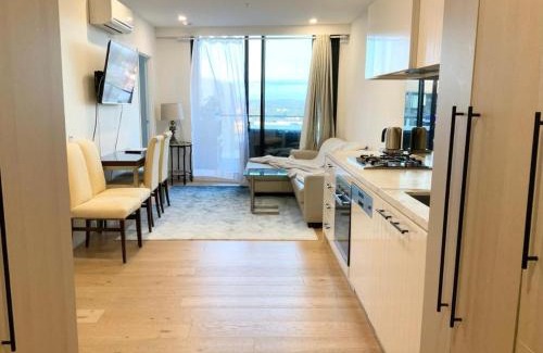Clayton Apartment | M-city shopping center Apartment - Executive Twin King Ensuites - Wonderful Airy Infinite View - Fully equipped - Free Parking, super fast Wifi, smart TV, Netflix, complementary drinks & amenities - Clayton 3168