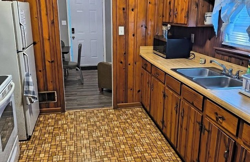 Macon House | Macon Duplex Getaway | 3BR, WiFi, BBQ and Parking