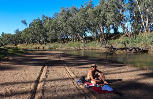 Narromine House | Macquarie River View by Tiny Away