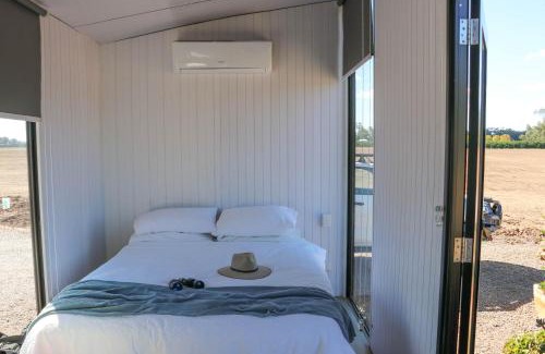 Narromine House | Macquarie River View by Tiny Away
