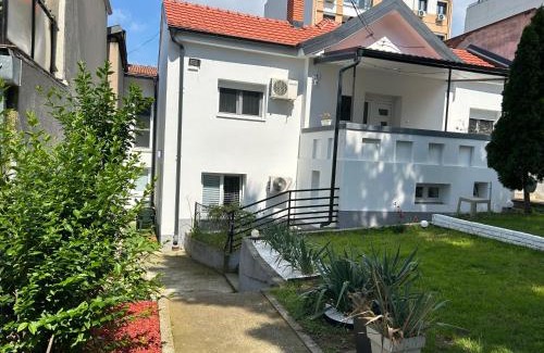 Zvezdara Apartment | Magenta Garden