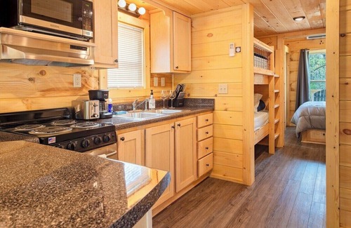 Lookout Valley Neighborhood Association Apartment | Maggie Cabin | Enjoy Nature from a Forest Hot Tub