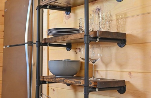 Lookout Valley Neighborhood Association Apartment | Maggie Cabin | Enjoy Nature from a Forest Hot Tub