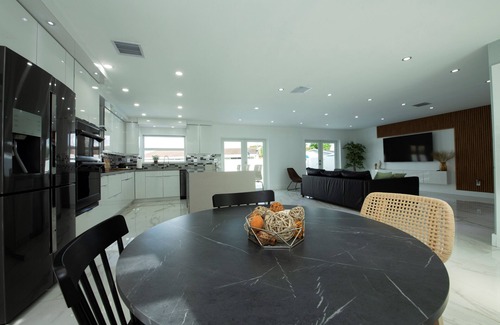 Kendale Lakes House | Maggie Home Pool/Tiki Bar - (Pet Friendly)