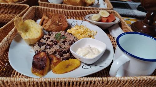 Canton Dota Ski Chalet | Magic Cabin in Jardín de Dota a real Costa Rica farm experience Breakfast incl Private Lagoon & Garden & fruits