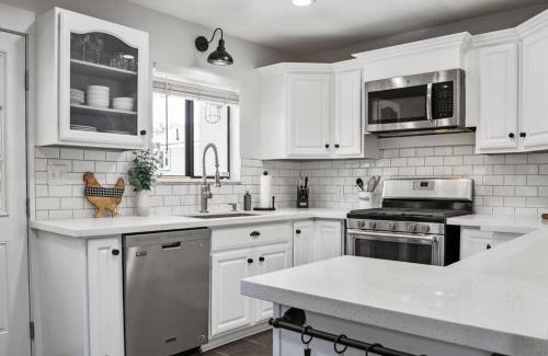 Newhall House | Magic Mountain 4 Bedroom 3 Bath Escape Modern Home