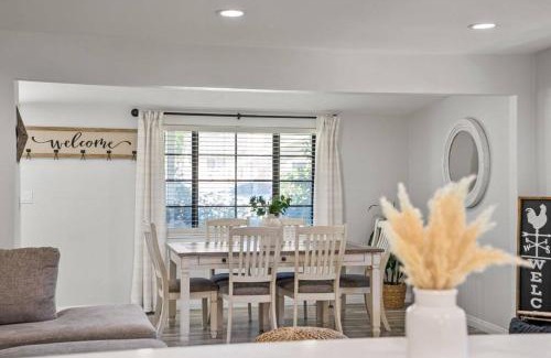 Newhall House | Magic Mountain 4 Bedroom 3 Bath Escape Modern Home