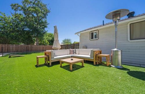 Newhall House | Magic Mountain 4 Bedroom 3 Bath Escape Modern Home