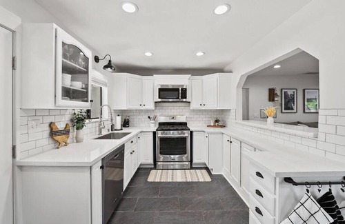 Newhall House | Magic Mountain 4 Bedroom 3 Bath Escape Modern Home