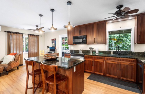 Kahaluu Bay House | Magic Sands Retreat: Remodeled Cottage,Walk to Beach, Incredible Location,AC!
