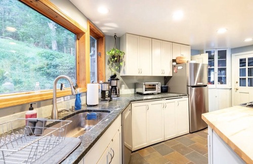 Northwest Ithaca House | Magical lakefront treehouse, minutes to downtown