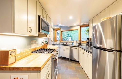 Northwest Ithaca House | Magical lakefront treehouse, minutes to downtown