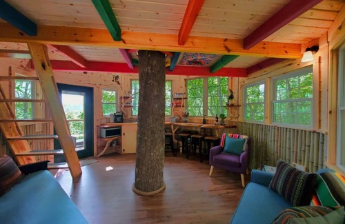 Copperhill Cabin | Magical Treehouse ~ Mountain Views ~ Dog Friendly