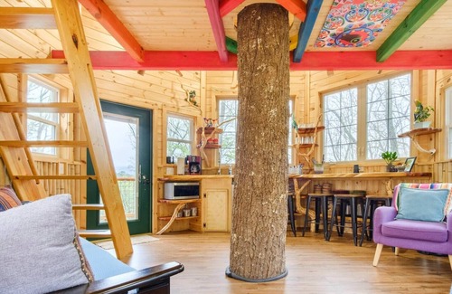 Copperhill Cabin | Magical Treehouse ~ Mountain Views ~ Dog Friendly