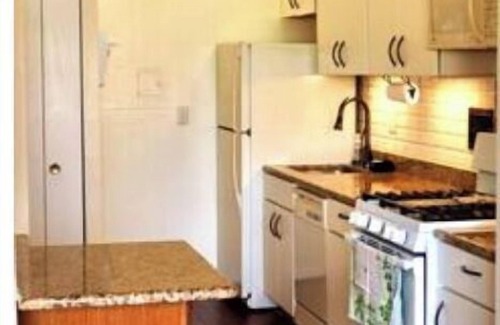 Bethesda House | Magnificent 1 BR, furnished, 1 car parking, red line Metro