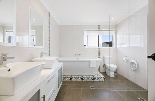 Benowa House | Magnificent 4-Bed Waterfront With Pool & Views
