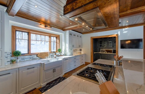 Seguin Cottage | Magnificent 7bdrm 8bath luxury on Lake Joe! Hot Tub! Gym! Boathouse! Sauna!