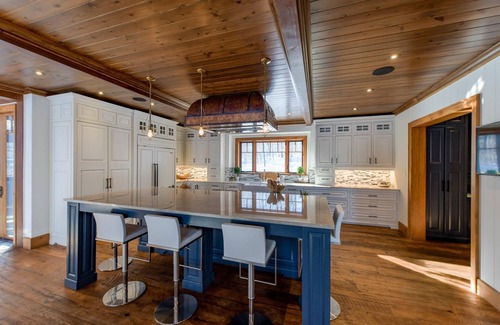 Seguin Cottage | Magnificent 7bdrm 8bath luxury on Lake Joe! Hot Tub! Gym! Boathouse! Sauna!