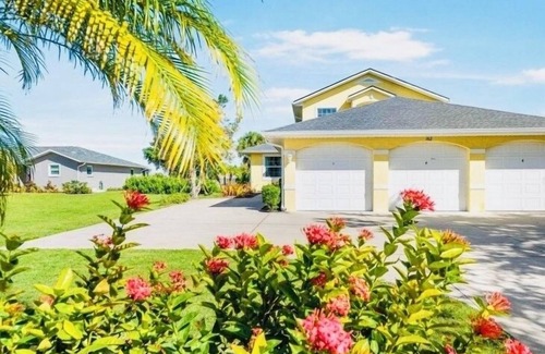 Oakland Hills Condo | Magnificent condo overlooking the Canal, close to golf courses.