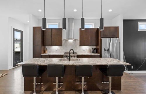 Berry Hill House | Magnificent Home - 1 King/6 Queen Beds + Balcony