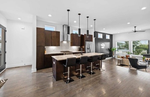 Berry Hill House | Magnificent Home - 1 King/6 Queen Beds + Balcony