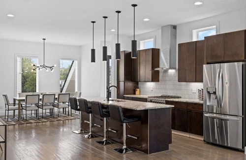 Berry Hill House | Magnificent Home - 1 King/6 Queen Beds + Balcony