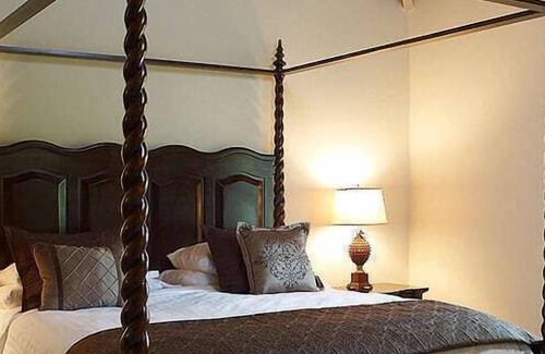 Halcyon Heights Villa | Magnificent Nine-Bedroom House