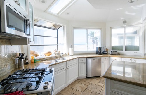 Oxnard Shores House | Magnificent Victorian-Modern House on the sand of Mandalay Beach