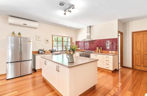 Rye House | Magnolia Cottage - large home suitable for families or yoga retreats, pool & spa
