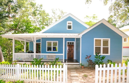 Lawson Rock House | Magnolia House in quiet area of Lawson Rock 3 minutes to the beach even closer to the pool
