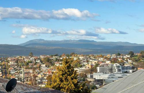 West Launceston House | Magnolia House: Near the Cataract Gorge & Parking