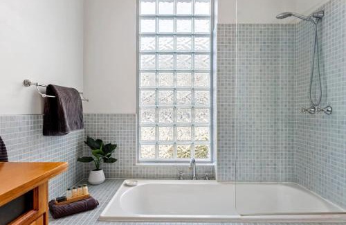 West Launceston House | Magnolia House: Near the Cataract Gorge & Parking