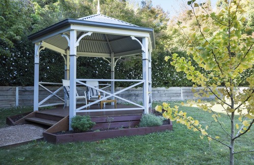 Sassafras Cabin | Magnolia Lodge - Cosy Lodge for Two! (infants welcome)
