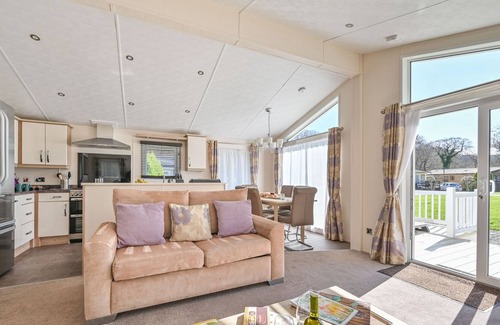 Saltash Cabin | MAGNOLIA LODGE, family friendly, with hot tub in Saltash