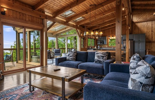 Asheville Cabin | Magnolia Mountain | Views, Jetted Tub, Near Parkway + Biltmore Pass Included