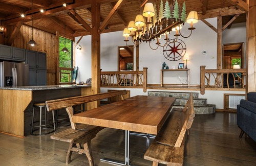 Asheville Cabin | Magnolia Mountain | Views, Jetted Tub, Near Parkway + Biltmore Pass Included