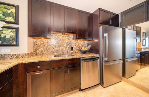 Lahaina Apartment | Mahana Beachfront Walkout