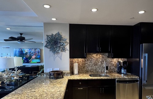 Lahaina Apartment | Mahana Beachfront Walkout