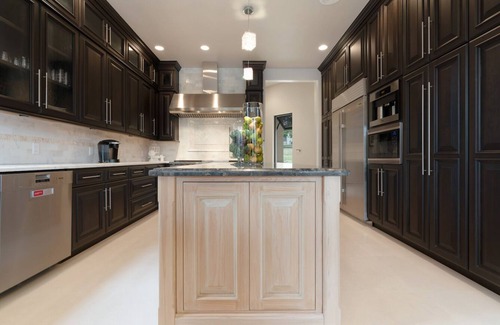 Dallas House | Main House at Uncommon Grounds Dallas! Pickleball, Pool, Basketball + Parking!